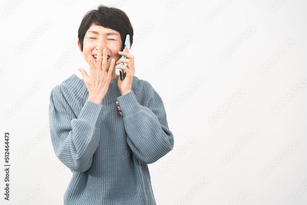 通話の内容で喜ぶミドル女性 通話の内容で喜ぶミドル女性