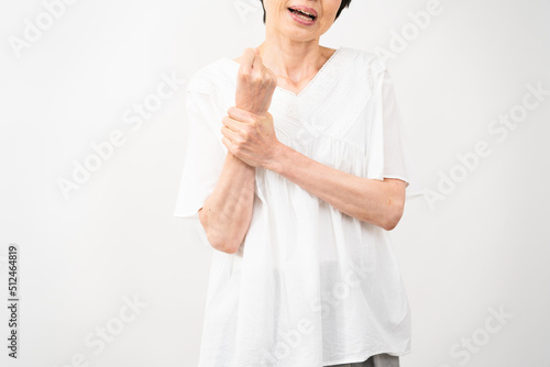 健康イメージ　指のしびれを感じるミドル女性 photo