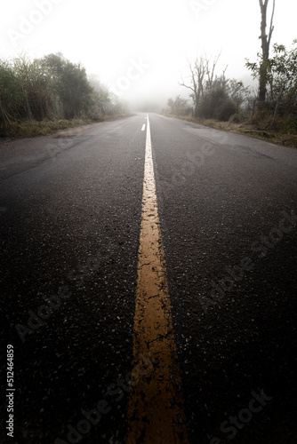 Gonçalves, Minas Gerais, Brasil: Estrada ao amanhecer na cidade mineira de Gonçalves na Serra da Mantiqueira, Sul de Minas