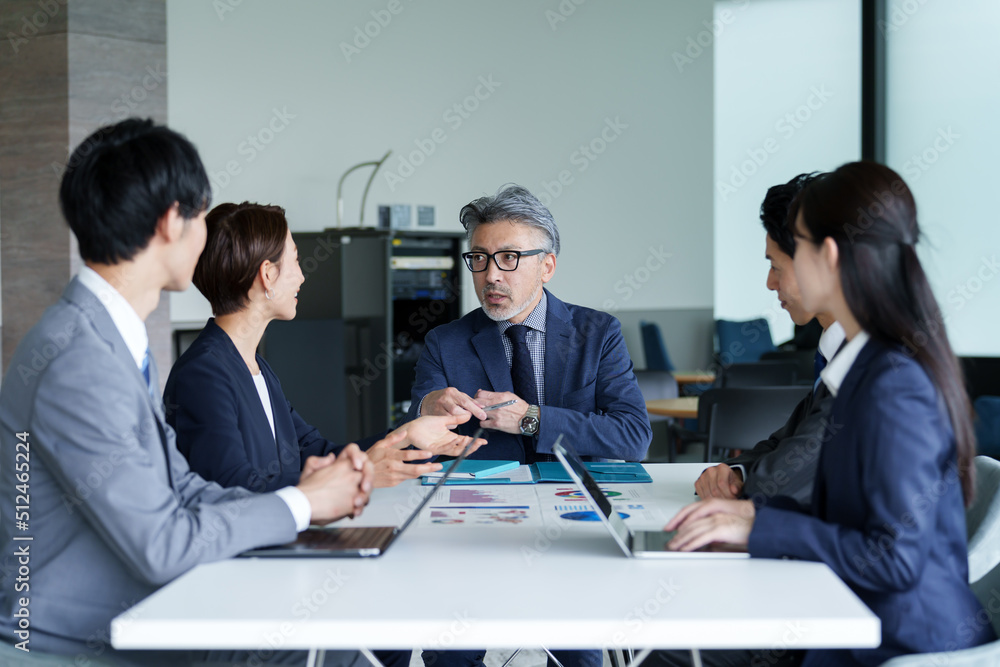 オフィスで会議をするビジネスパーソン オフィスで会議をするビジネスパーソン