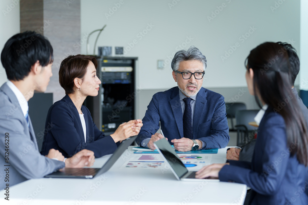 オフィスで会議をするビジネスパーソン オフィスで会議をするビジネスパーソン