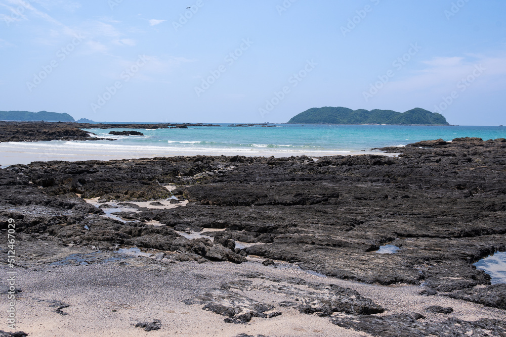 青い空 青い海 白い砂 岩場のある海岸 青い空 青い海 白い砂 岩場のある海岸