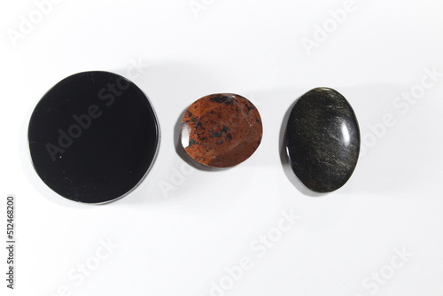 Obsidianas de diversos tipos en diferentes cortés