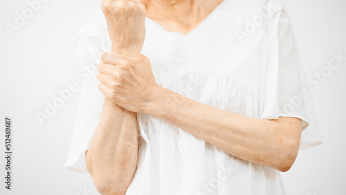 健康イメージ　指のしびれを感じるミドル女性 photo