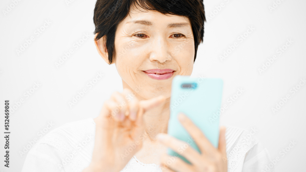 スマートフォンを操作するミドル女性