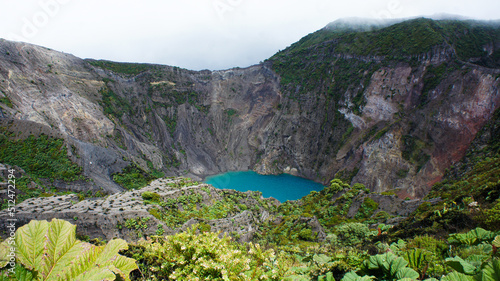 Lago com água verde na cratera de um vulcão da Costa Rica.