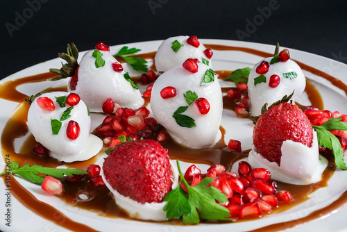 strawberries with cream and chocolate, fresas, granada, nogada