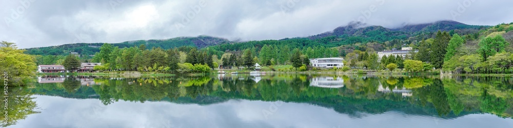 新緑に包まれた春の蓼科湖のパノラマ情景＠長野