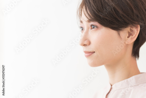 アジア人女性の横顔のポートレート、ポジティブ、スタジオ撮影白背景