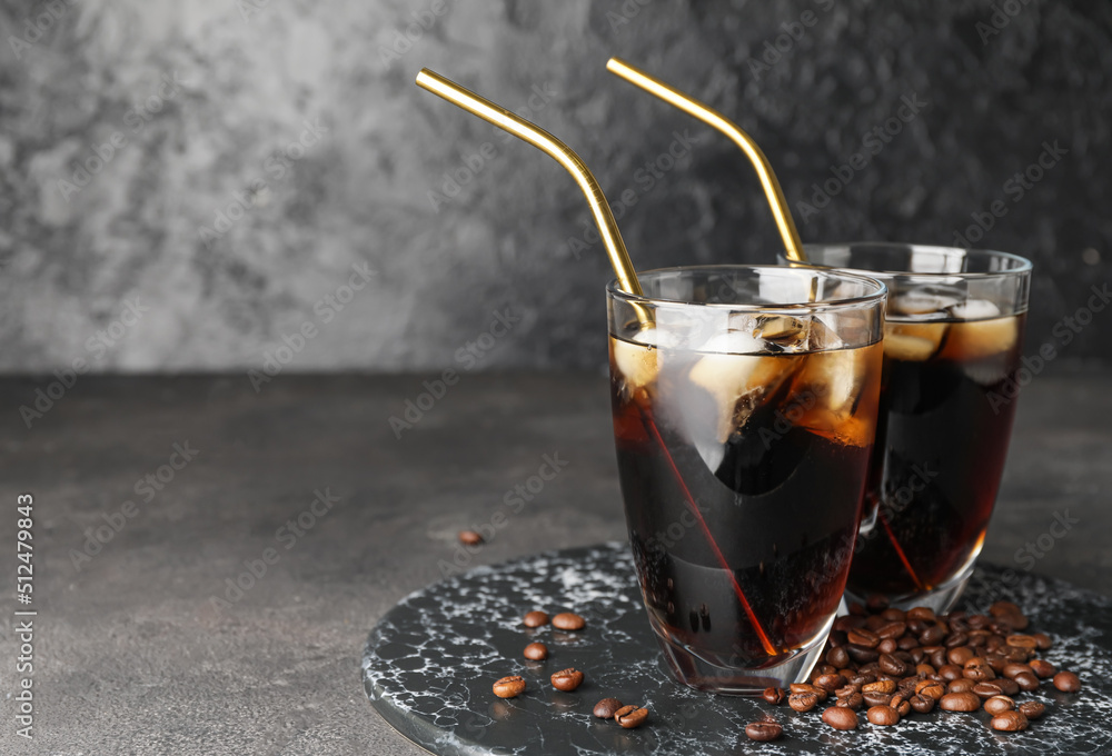Board with glasses of cold brew coffee and metal straws on dark background - obrazy, fototapety, plakaty 