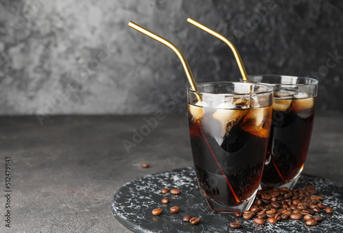 Stampa su tela Board with glasses of cold brew coffee and metal straws on dark background