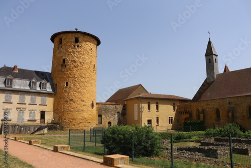 La tour Philippe AUGUSTE, tour médiévale, vue de l'extérieur, village de Charlieu, département de la Loire, France