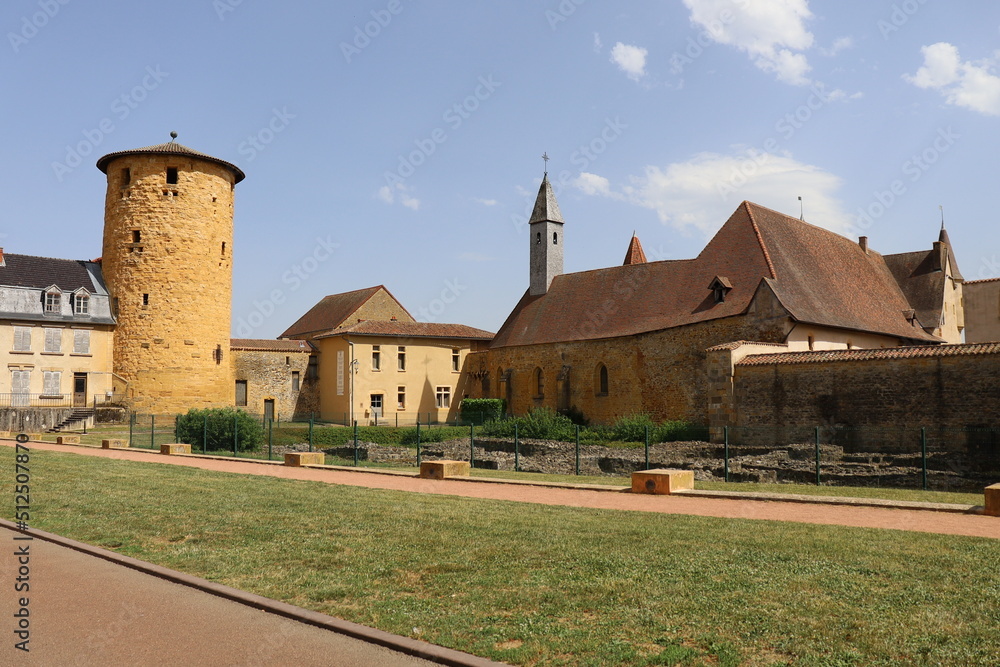 La place de l'abbaye, avec la tour Philippe AUGUSTE en arrière plan, tour médiévale, vue de l'extérieur, village de Charlieu, département de la Loire, France