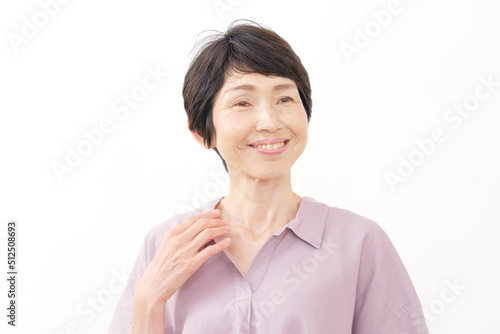 笑顔の中年女性のポートレート　白背景