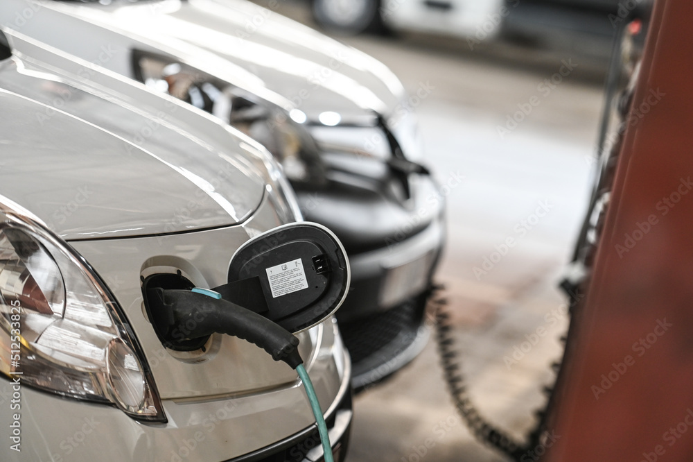 auto voiture electrique garage borne chargement charge batterie autonomie auto voiture electrique garage borne chargement charge batterie autonomie