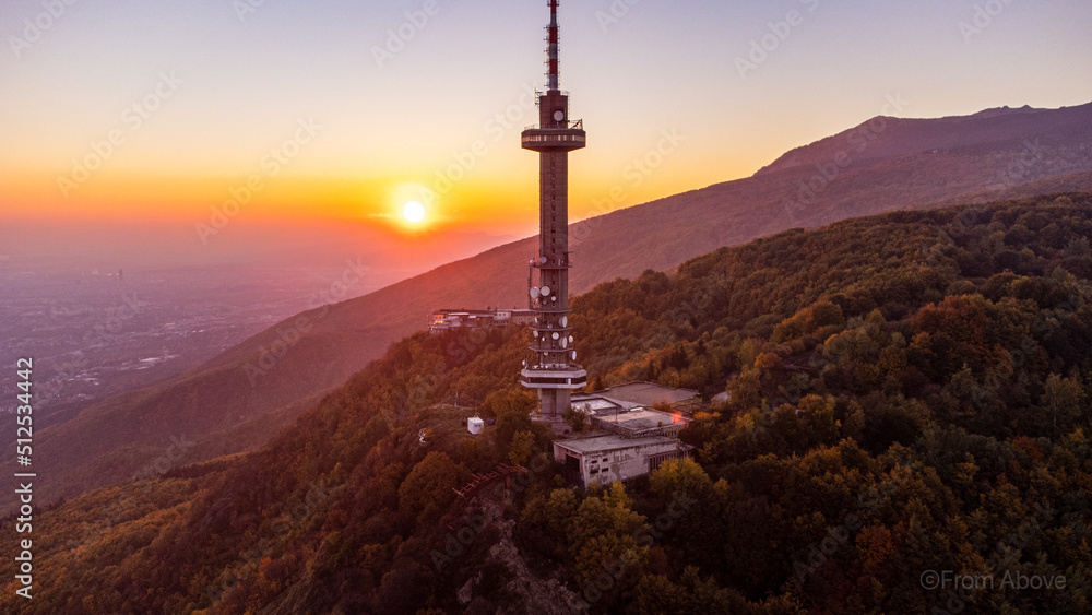 Obraz premium Sunrise over the mountain