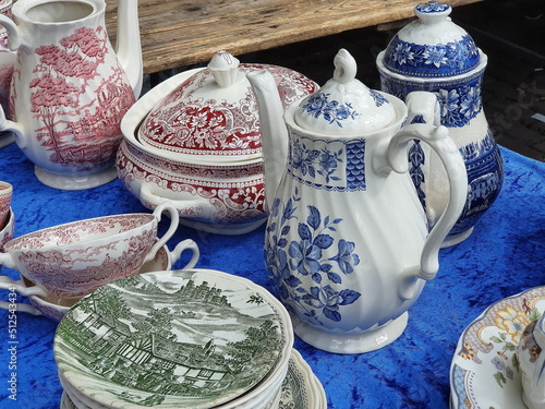 Fotografía British Transferware Pottery at the Noordermarkt Market in Amsterdam, Netherland