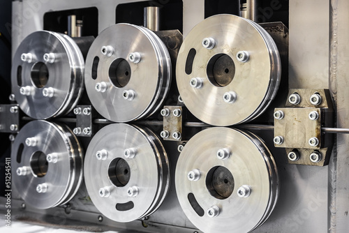 Canvas-taulu rollers at the machine for straightening the metal bar