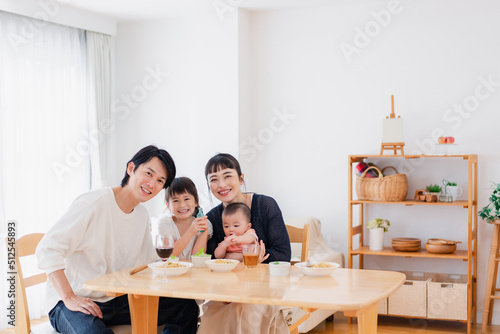 子どもたちと食卓を囲むファミリー photo