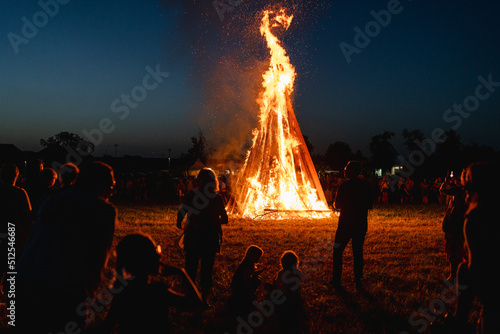 Canvastavla Riesiges Sonnwendfeuer