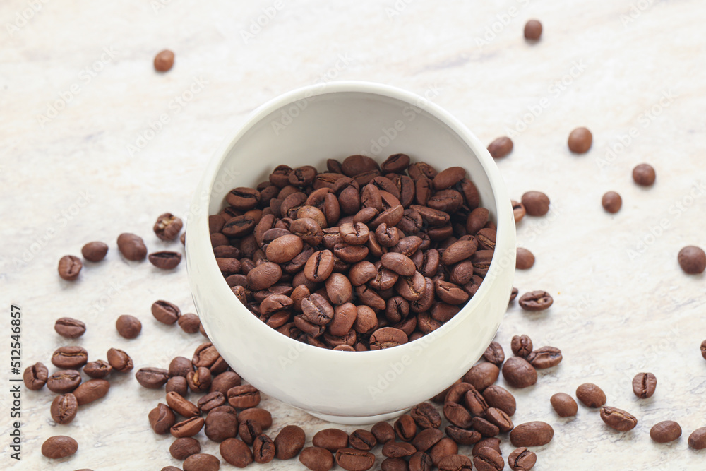 Obraz premium Roasted coffee bean in the bowl