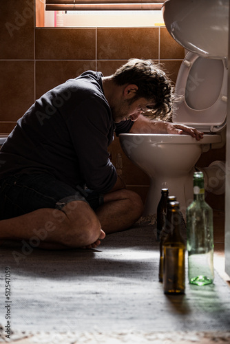 Alkoholisierter, betrunkener Mann im Badezimmer photo