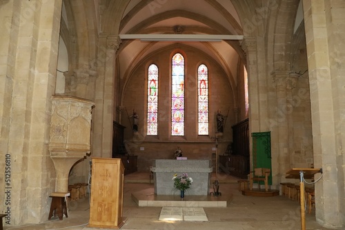 L'église Saint Philibert, de style gothique, intérieur de l'église, village de Charlieu, département de la Loire, France photo