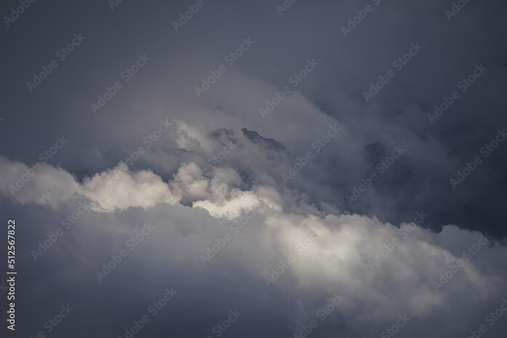 Starke Wolken lassen einen Berg erkennen Starke Wolken lassen einen Berg erkennen