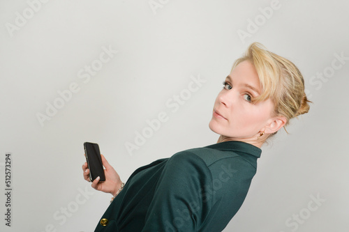 junge geschäftstfrau mit handy smartphone macht termin aus telefoniert smart watch tweet chatten posten photo