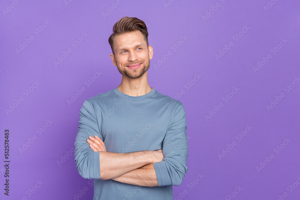 Obraz premium Photo of nice brown hairdo guy crossed arms look promo wear trend cloth isolated on violet color background