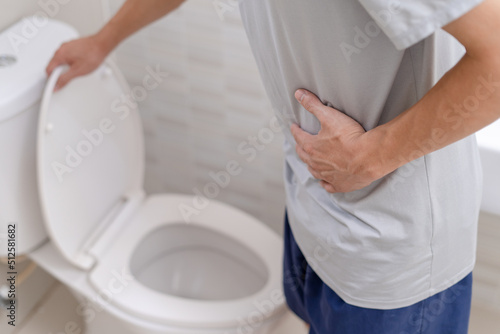 Foto man standing has diarrhea and severely toxic food
