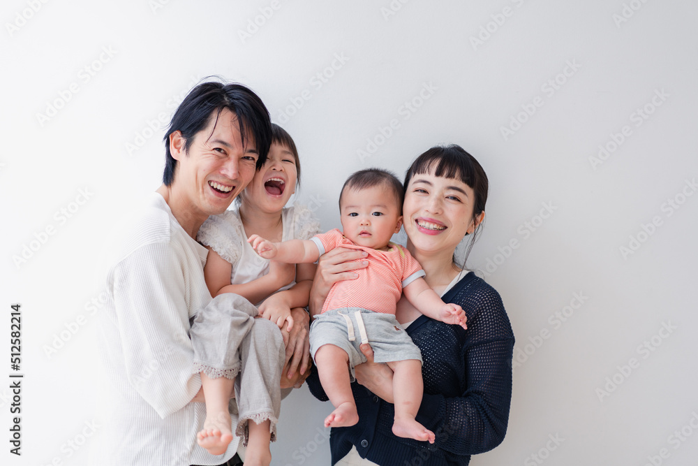 赤ちゃんがいる家族の集合写真