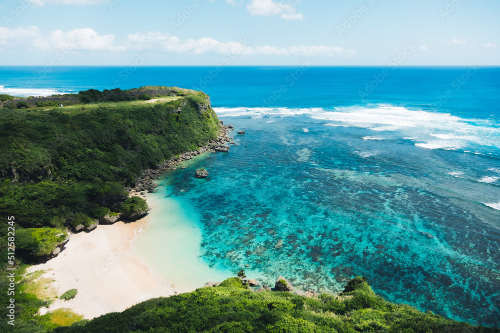 沖縄の綺麗な浜辺と海の景色