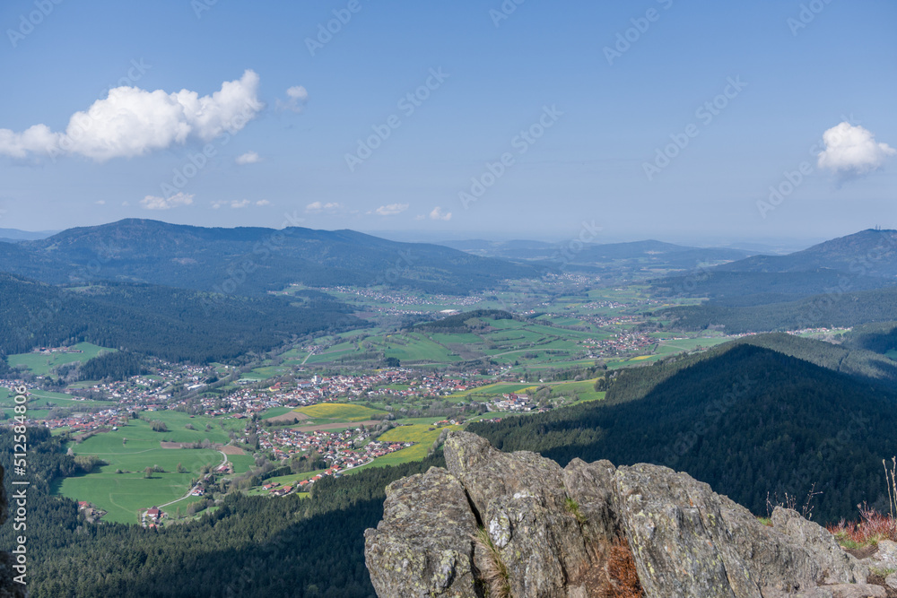 Aussicht unterhalb des kleinen Osser auf Lam und Blick in das Tal