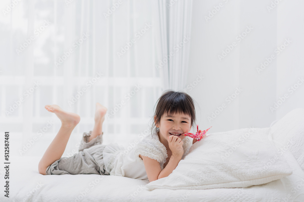 ベッドに寝転がる小さな女の子 ベッドに寝転がる小さな女の子