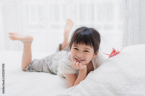 Wallpaper Mural ベッドに寝転がる小さな女の子 Torontodigital.ca