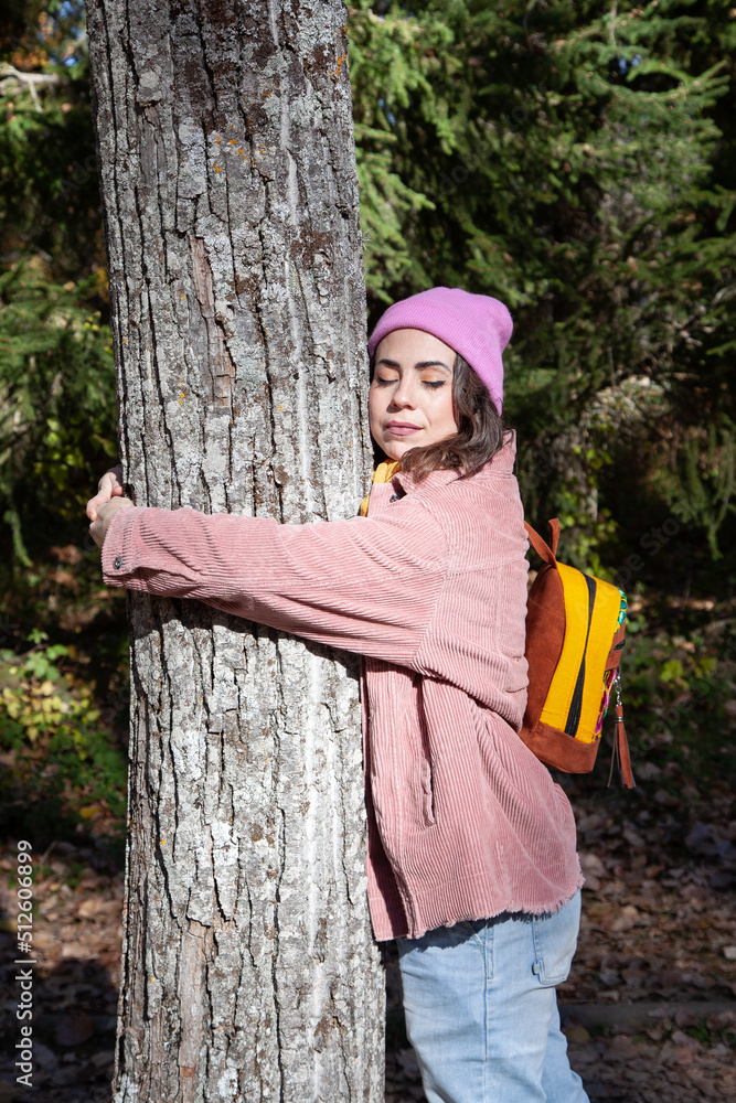 Mujer abrazando a un árbol. Amor a la naturaleza. Mujer abrazando a un árbol. Amor a la naturaleza.