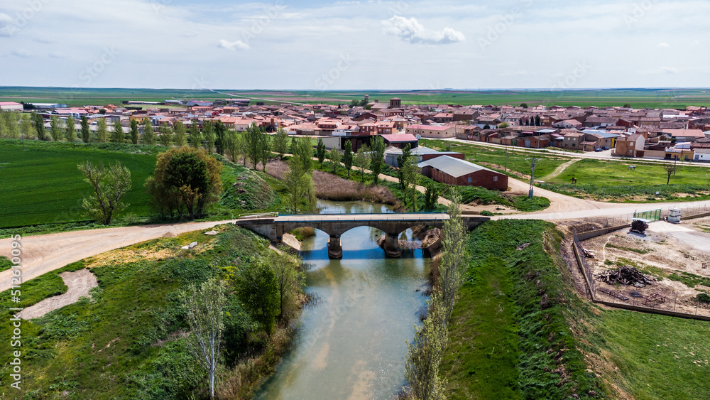 Obraz premium VILLAMAYOR DE CAMPOS y sus PALOMARES a vista de pájaro