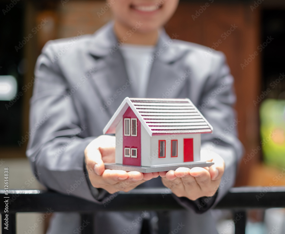 Agents working in real estate investing Agents' hands hold homes to protect the safety of customers, homebuyers, and new owners. Home and real estate insurance concepts Agents working in real estate investing Agents' hands hold homes to protect the safety of customers, homebuyers, and new owners. Home and real estate insurance concepts