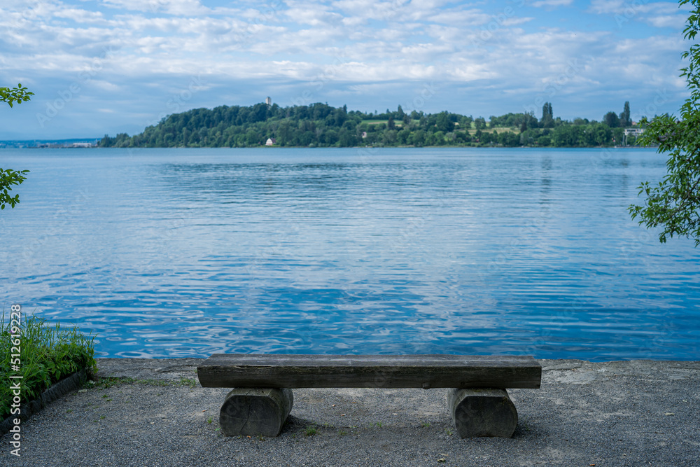 Obraz premium D, Bodensee, Sommermorgen auf der Blumeninsel Mainau, Sitzbank am Ufer vor weiter Seefläche