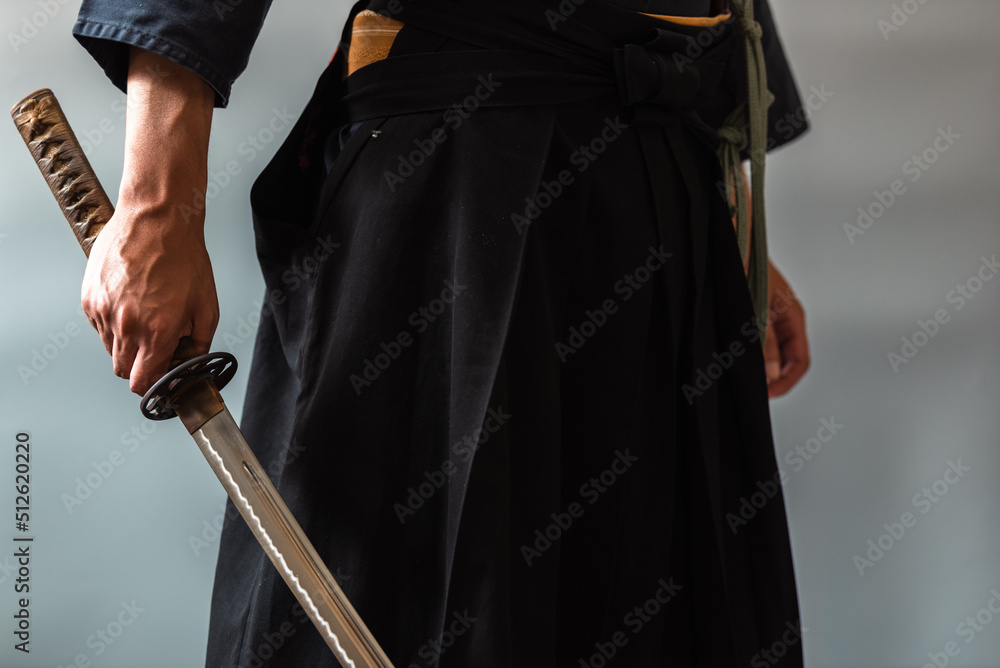Fototapeta premium 日本刀を構える人物