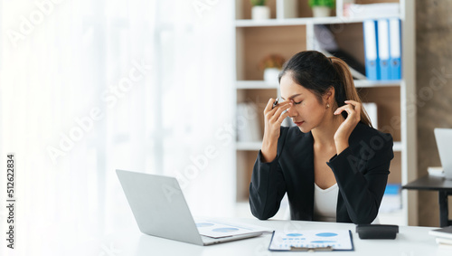 Billede på lærred Portrait of tired young business woman with laptop computer