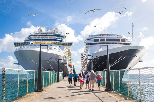 Canvas Print Cruise passengers return to cruise ships at St Kitts Port Zante cruise ship term