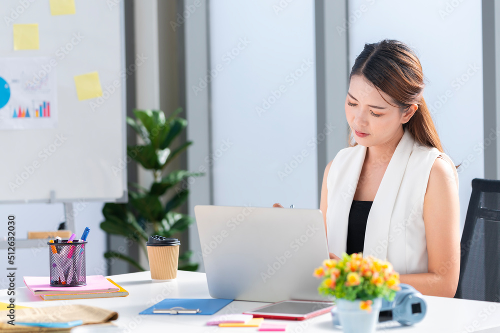 Asian business woman Doing like at the company's office Asian business woman Doing like at the company's office