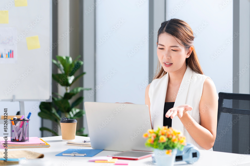 Asian business woman Doing like at the company's office Asian business woman Doing like at the company's office