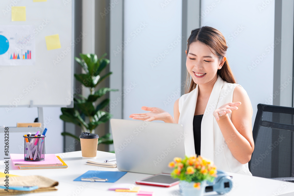 Asian business woman Doing like at the company's office Asian business woman Doing like at the company's office