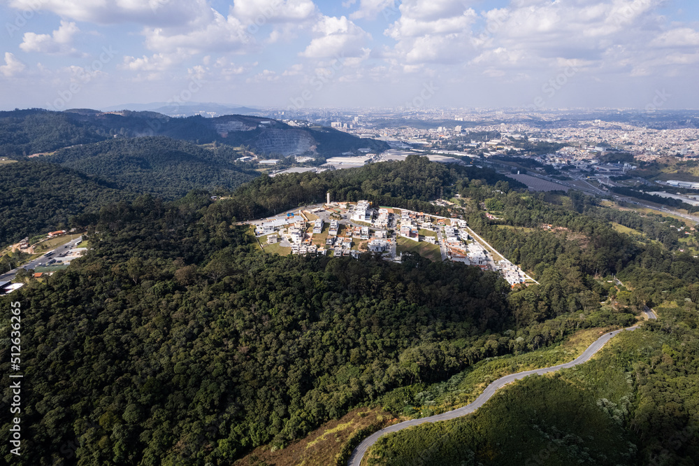 Vista aérea da cidade de Itapevi, São Paulo - Brasil. Vegetação densa, árvores, rodovia no interior do Brasil, América do Sul.