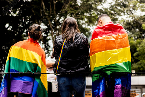 A bandeira arco-íris representa a Comunidade Gay e é associada aos Movimentos LGBT+. Sendo também usada como símbolo da Paz. Parada LGBT, parada do orgulho LGBT, parada do orgulho gay ou simplesmente  photo