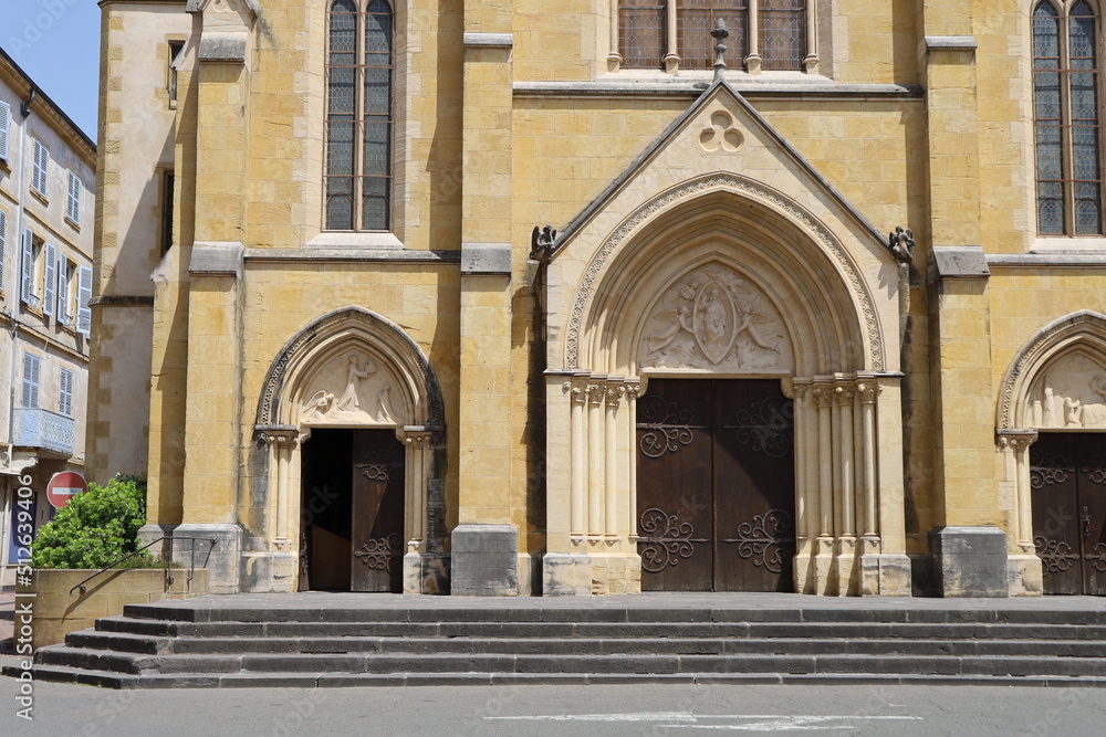 L'église Saint Philibert, de style gothique, vue de l'extérieur, village de Charlieu, département de la Loire, France L'église Saint Philibert, de style gothique, vue de l'extérieur, village de Charlieu, département de la Loire, France