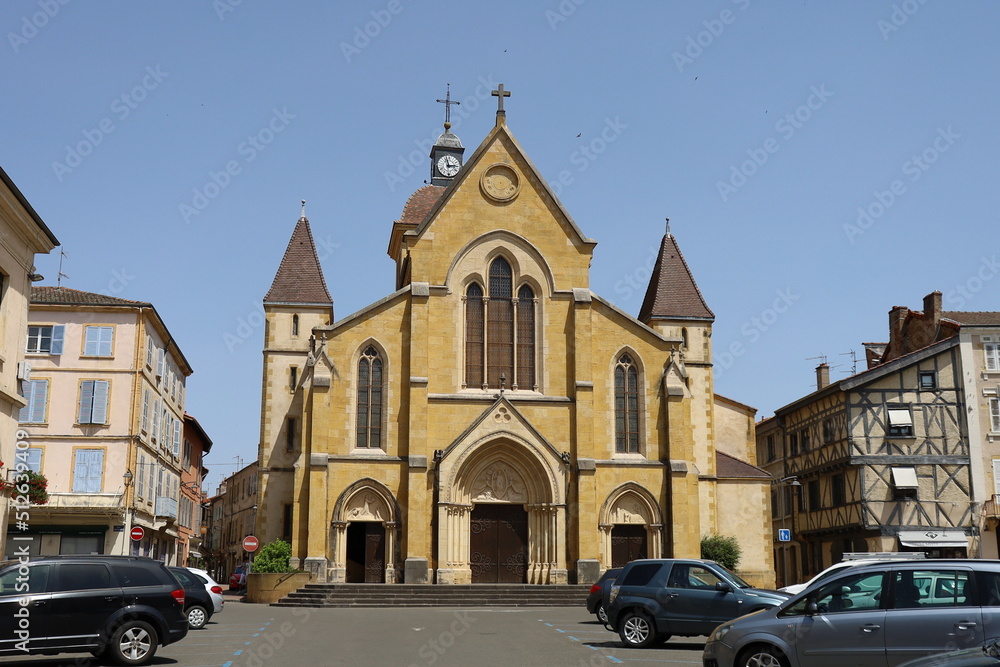Obraz premium L'église Saint Philibert, de style gothique, vue de l'extérieur, village de Charlieu, département de la Loire, France